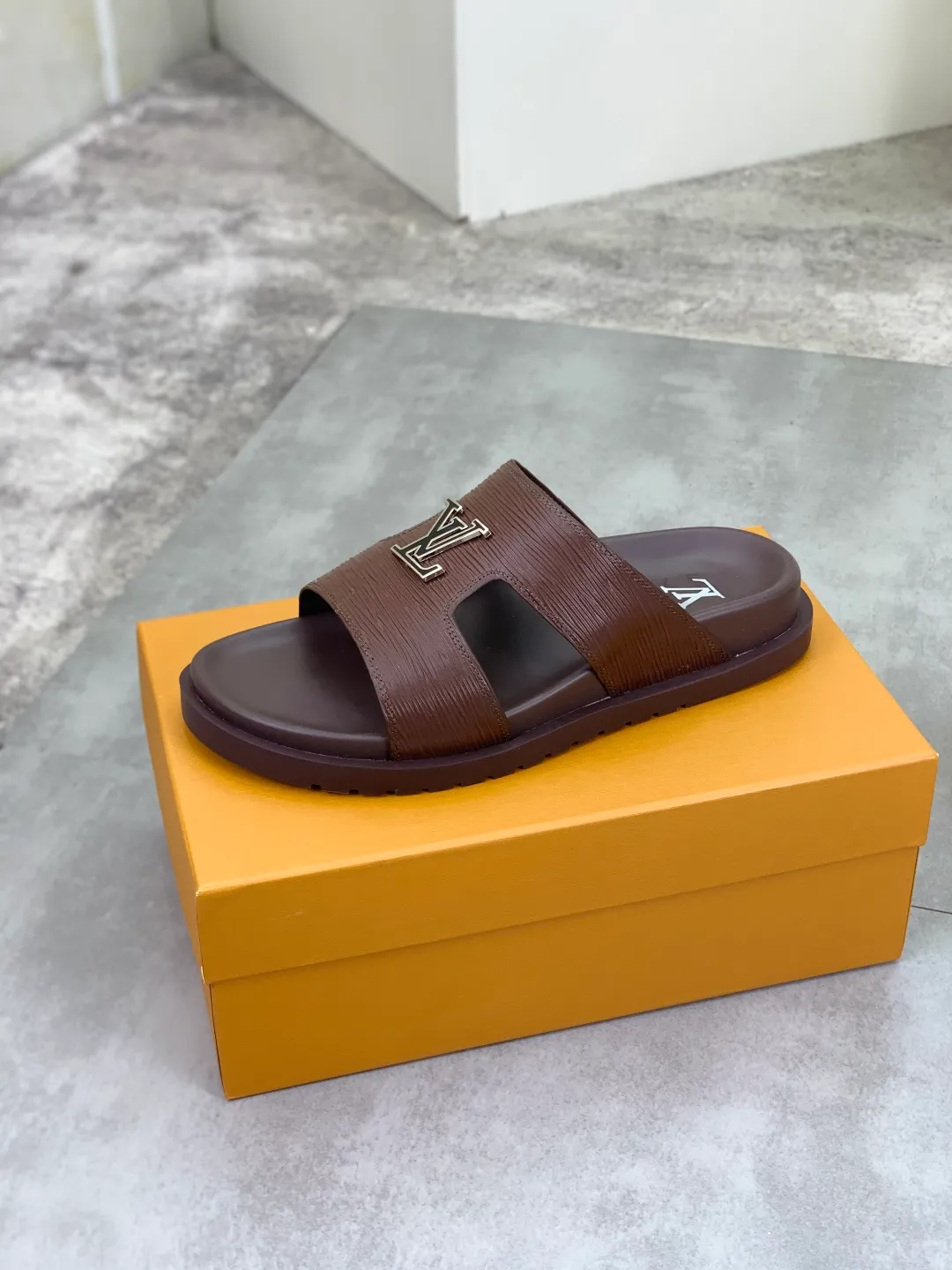 Men's shoes 💰P300💰【New style】🆘 Original quality 【LOUIS VUITTON】The popular Louis Vuitton LV men's slippers on the official website are on sale simultaneously! Original fabric imported from Italy, original factory special supply, code number: 38-44 (45 customized), many colors available